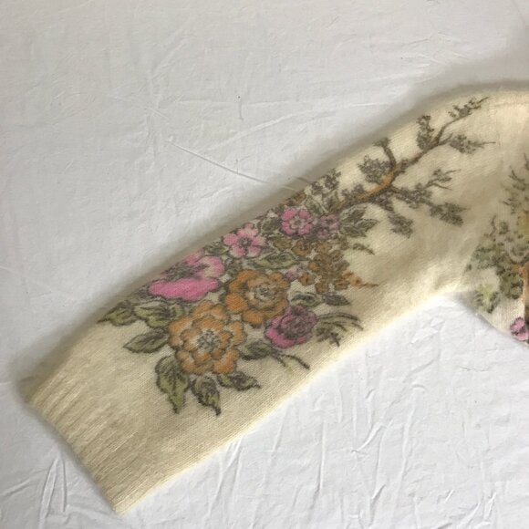 Vintage 1950's Cream Victorian Floral Scene Angora Type Short Cardigan Sweater - Picture 13 of 16